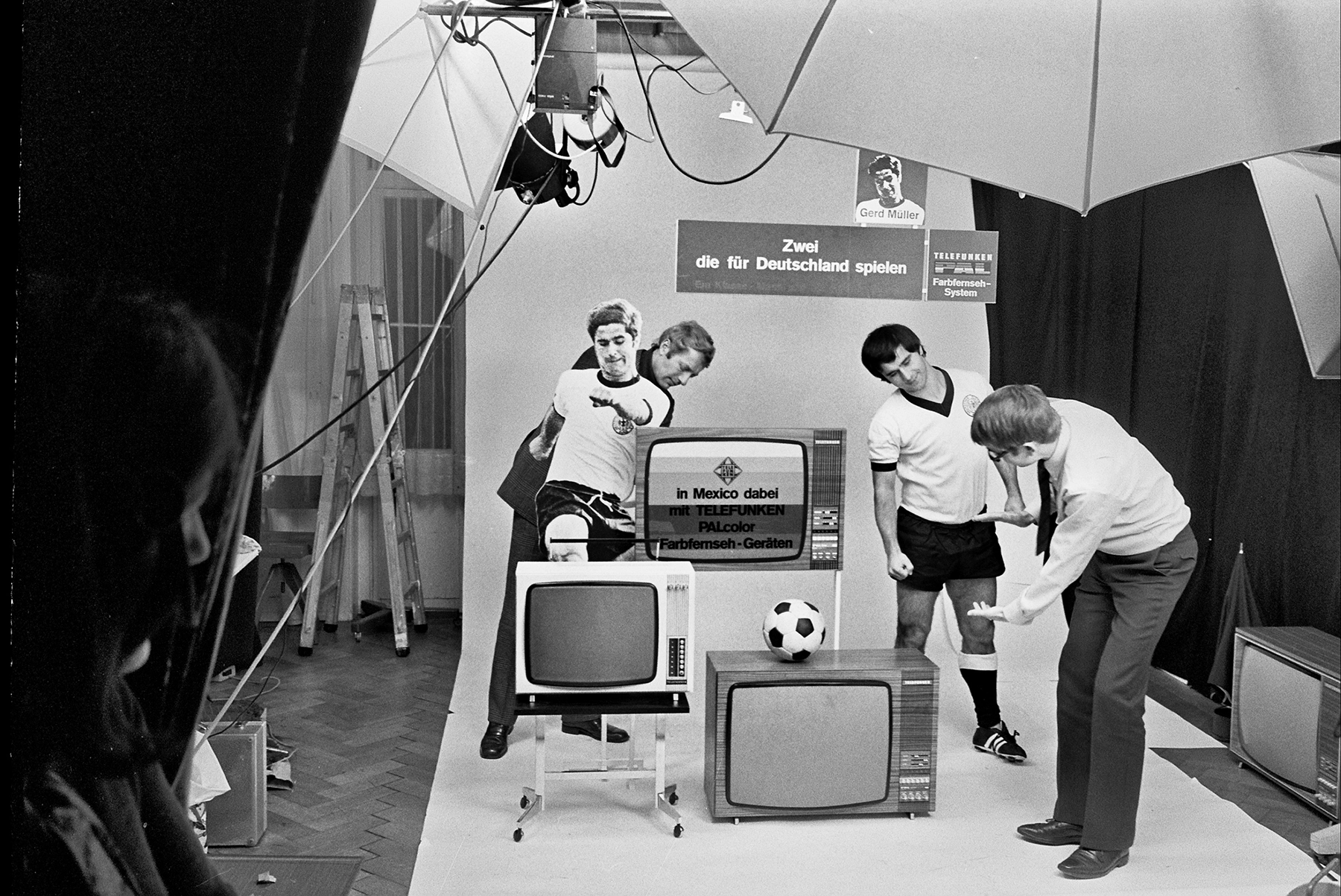 Joachim Giesel, two Stars for Mexico - Gerd Müller taking advertising photos for Telefunken, 1969.