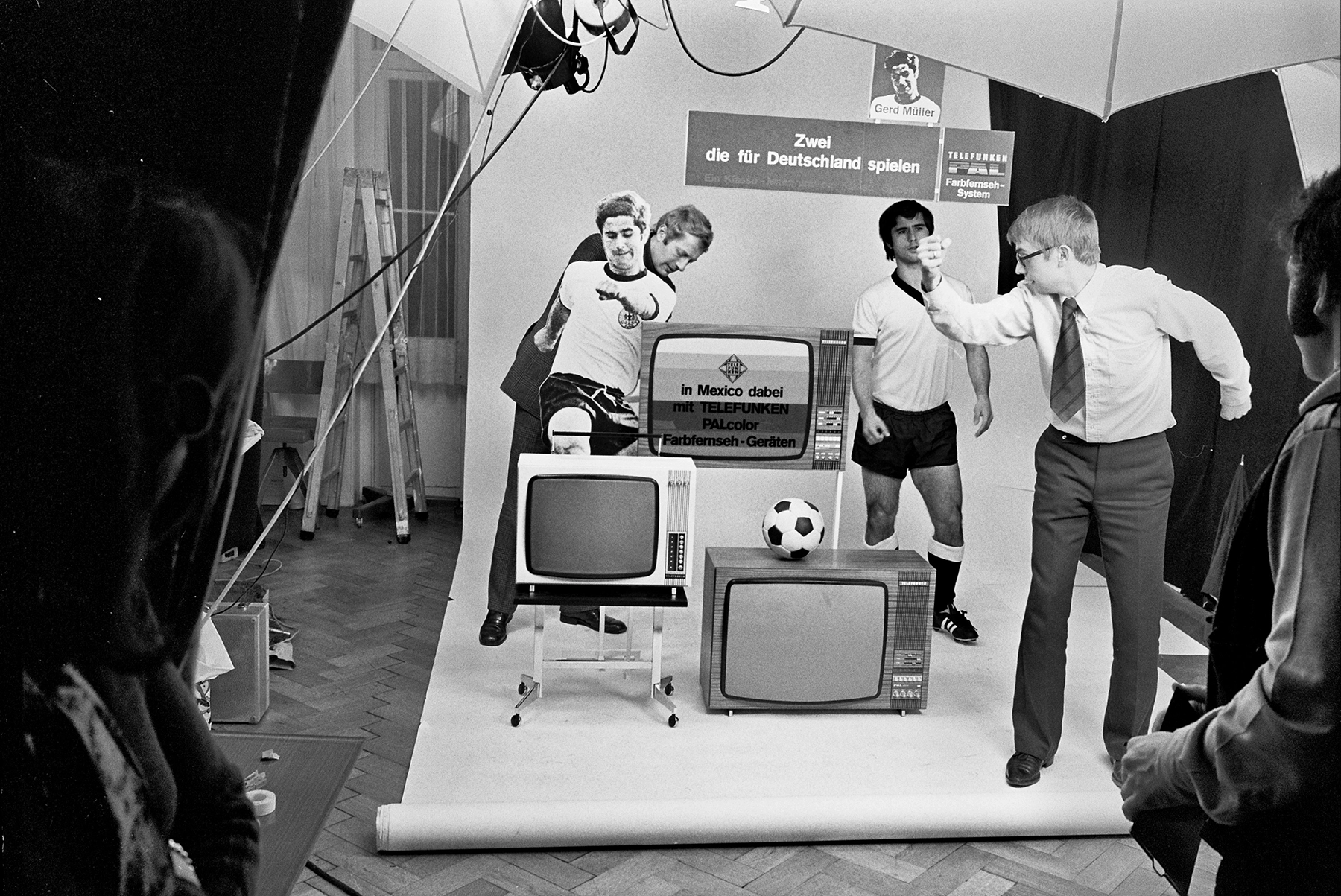 Unknown, Joachim Giesel during advertising shots with Gerd Müller, 1969.